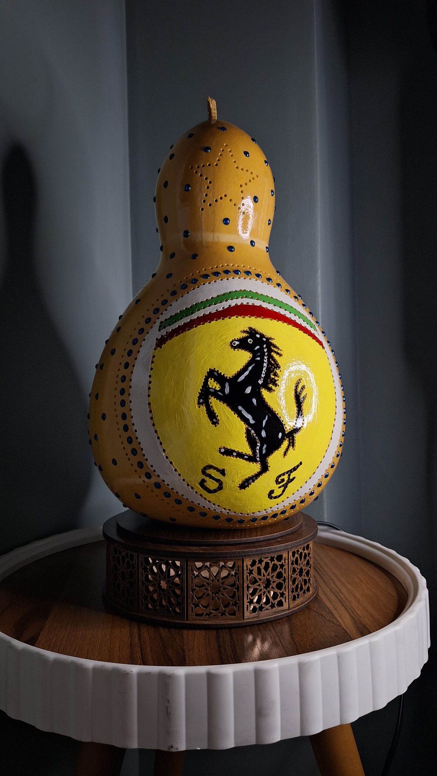 Scuderia Ferrari Logolu El İşçiliği Su Kabağı Gece Lambası - Görsel 4