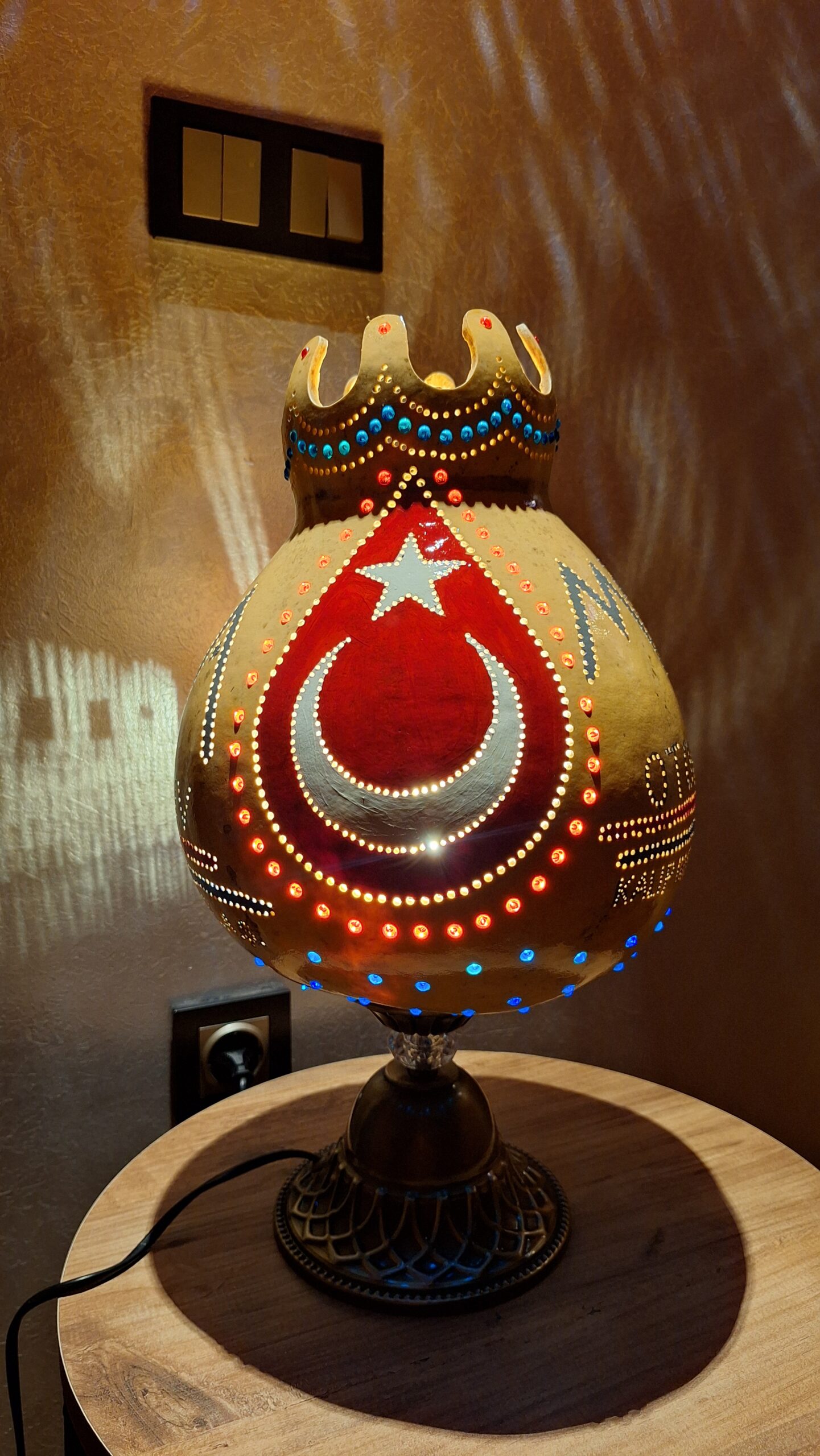Kurumsal Logolu Özel Kesim Taç Detaylı Otantik Makam Lambası - Görsel 2